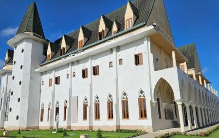 J&aacute; viu esse "castelo" na BR-232? Conhe&ccedil;a o mosteiro que une f&eacute; e beleza no Grande Recife