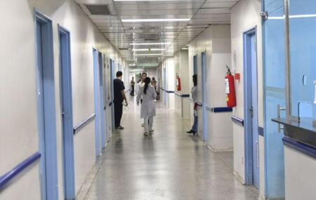 Corredor de hospital.