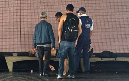 Funcion&aacute;rio da CBTU e outros passageiros tentaram reanimar o homem.