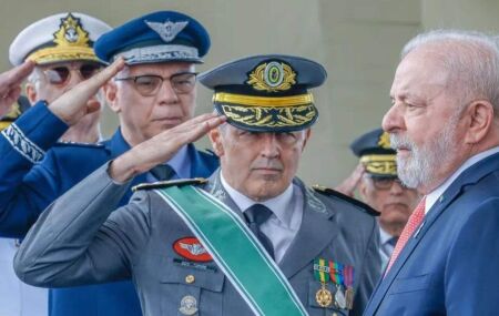Lula ao lado dos comandantes das For&ccedil;as Armadas.