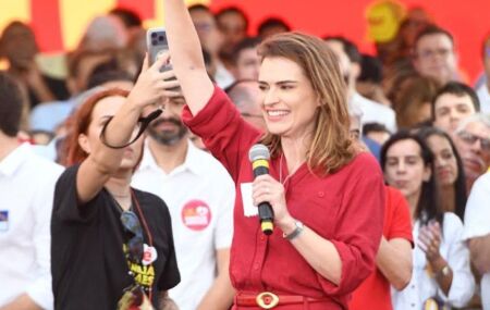 Mar&iacute;lia Arraes.