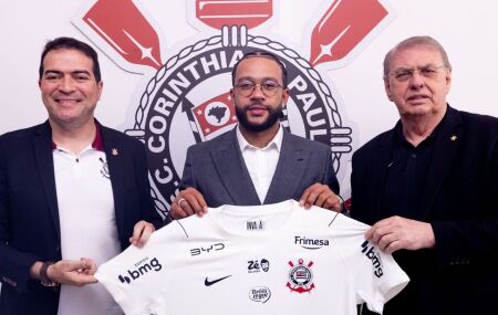 Memphis Depay fica no Corinthians at&eacute; 2028.