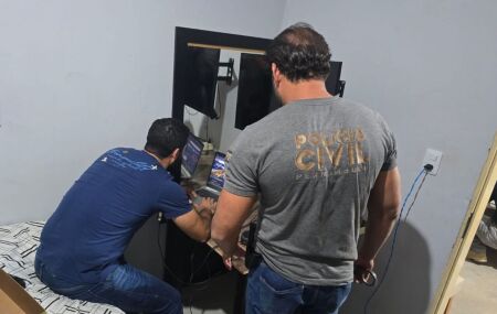 Durante o cumprimento de um mandado de busca e apreens&atilde;o, os policiais encontraram no aparelho do investigado imagens e v&iacute;deos. 