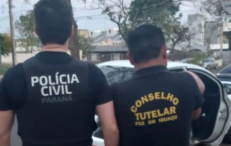 Pol&iacute;cia prende casal suspeito de vender filho.