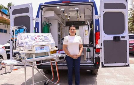 Prefeita Elcione entrega ambul&acirc;ncia.