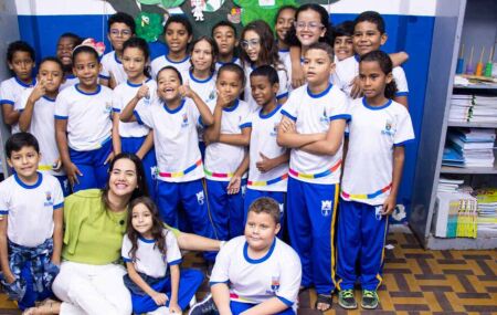Prefeita Mirella ao lado de estudantes da rede municipal de Olinda.