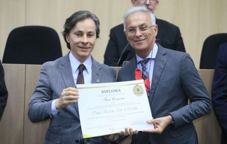 Prefeito Paulo Roberto recebe medalha do TRE-PE.