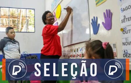 Professora ensinando alunos. 