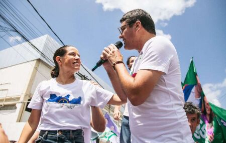 Raquel Lyra e Diego Cabral durante ato em Camaragibe.