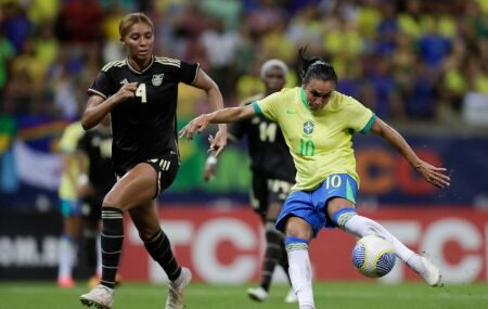 Marta em campo na Arena de Pernambuco em 2024, contra a Jamaica.