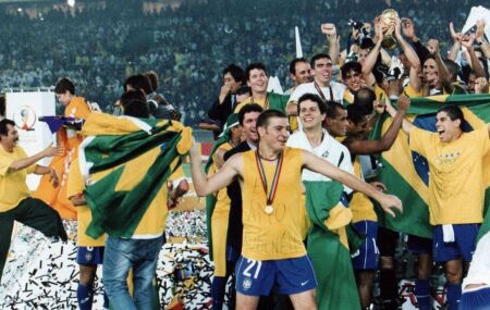 Sele&ccedil;&atilde;o Brasileira comemorando Penta em 2002.