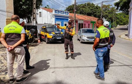 Agentes do Departamento de Tr&acirc;nsito e Transporte Rodovi&aacute;rio Municipal de Igarassu (DEPATRAN). 