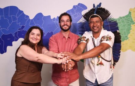 T&uacute;lio Gad&ecirc;lha ao lado de Dulci Amorim e cacique Marcelo Pankararu.