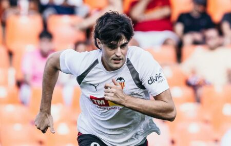 Valencia enfrenta o Real Betis dentro de casa, no Mestalla.