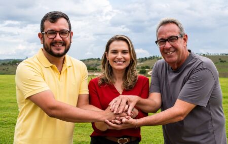 &Aacute;lvaro Porto (MDB) com o filho e Mar&iacute;lia Arraes 