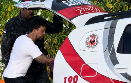 Carlinhos Maia usando viatura da PM em pegadinha 