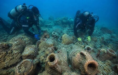 Navio com cerca de 2.100 anos de idade, carregado com centenas de antigas &acirc;nforas