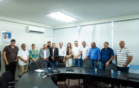 Mano Medeiros em reuni&atilde;o com representantes do transporte p&uacute;blico