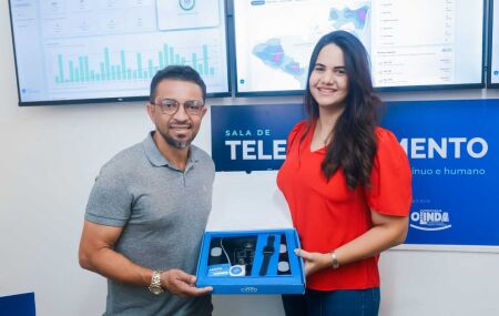 Chiquinho ao lado de Mirella Almeida