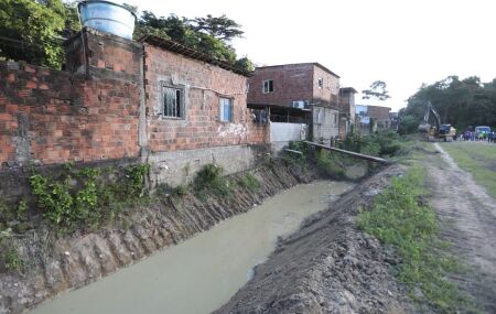 Obras no Rio Morno, no bairro da Guabiraba no Recife