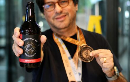 Cerveja de Alagoas produzida em Macei&oacute; conquista medalha no World Beer Awards 2026