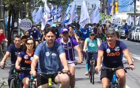 Felipe Alecrim e Renato Antunes re&uacute;nem mais de 300 ciclistas em passeio pelo Zona Norte do Recife 