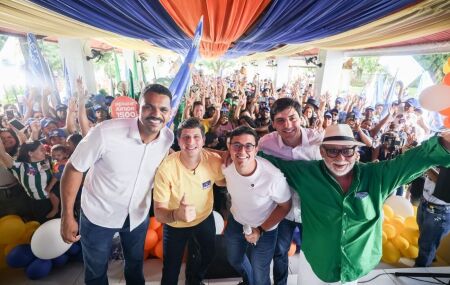 Jo&atilde;o Campos em ato de campanha no bairro da Guabiraba, no Recife