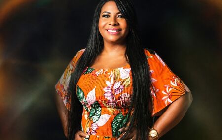 Cantora gospel Eliz&acirc;ngela Terra &eacute; fundadora da Assembleia de Deus Un&ccedil;&atilde;o e Fogo