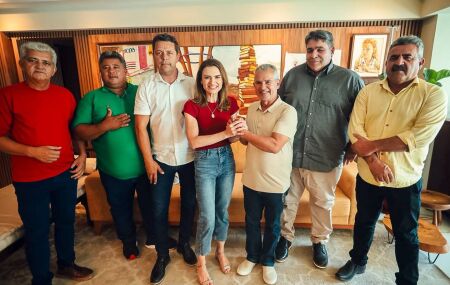 Mar&iacute;lia Arraes soma apoio do prefeito J&uacute;nior Vaz, de Pedra, e avan&ccedil;a na articula&ccedil;&atilde;o com lideran&ccedil;as do interior