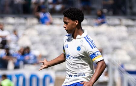 Z&eacute; Lucas fez sua estreia pelo Cruzeiro.