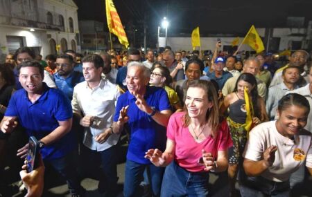 Mar&iacute;lia Arraes participa de caminhada pelas ruas de Vit&oacute;ria de Santo Ant&atilde;o.