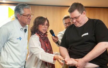 Ministro da Sa&uacute;de, Alexandre Padilha, acompanha aplica&ccedil;&atilde;o de caneta emagrecedora.