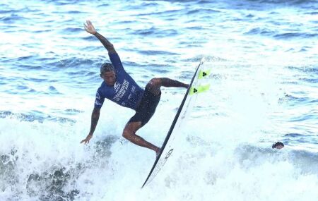 Jo&atilde;o Victor Cruz venceu duas categorias do Pernambucano de Surf 2026, em Olinda.