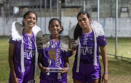 Atletas Pankararu comemorando trof&eacute;u do Joga Pra Elas.