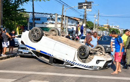 Carro Capota na Avenida Norte, no Recife.