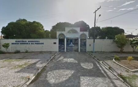 Cemit&eacute;rio na Ilha de Itamarac&aacute;.
