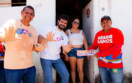 C&eacute;sar Ramos durante campanha em Igarassu.