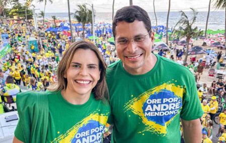 Clarissa e Pastor J&uacute;nior T&eacute;rcio em ato de 7 de Setembro no Recife.