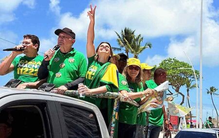 Clarissa T&eacute;rcio e Pastor J&uacute;nior T&eacute;rcio em carreata.
