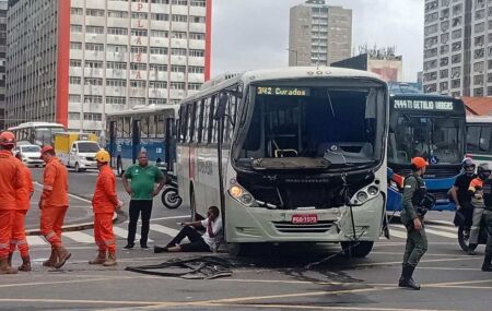 Um dos ve&iacute;culos &eacute; um &ocirc;nibus opcional que realiza a linha para o Curado. O outro coletivo havia sa&iacute;do do munic&iacute;pio de Escada, na Zona da Mata Sul de Pernambuco.