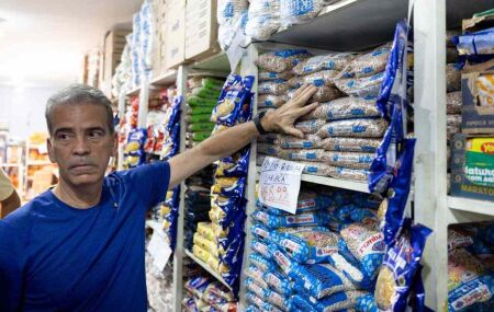 Coronel Alberto Feitosa durante visita ao supermercado.
