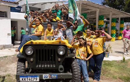 Coronel Feitosa em evento com crian&ccedil;as. 