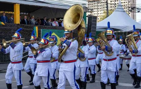 Desfile c&iacute;vico-militar de 7 de Setembro no Recife.