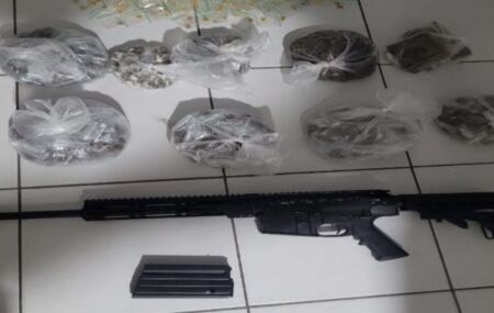 Drogas e fuzil apreendidos pela Pol&iacute;cia Militar.