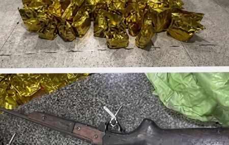Durante a varredura na &aacute;rea, os policiais encontraram os entorpecentes escondidos dentro de uma cacimba desativada e coberta por uma lona pl&aacute;stica.