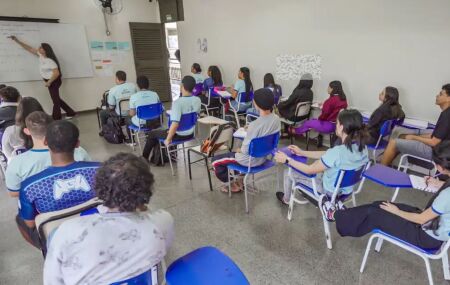 Estudantes em uma sala de aula. 