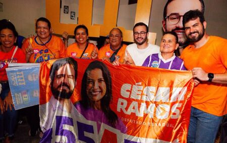 O candidato a deputado estadual C&eacute;sar Ramos (PSD) em  uma caminhada pelas ruas do Centro de Igarassu, na Regi&atilde;o Metropolitana do Recife.
