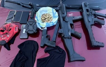  Seis armas de fogo, muni&ccedil;&otilde;es, entorpecentes e outros materiais il&iacute;citos durante uma abordagem.