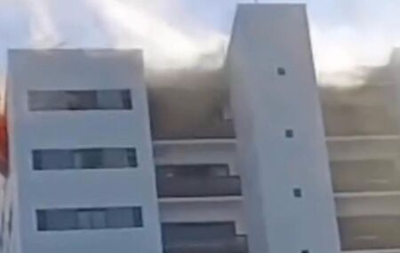 Inc&ecirc;ndio &eacute; registrado em &uacute;ltimo andar de pr&eacute;dio residencial em Boa Viagem, no Recife.