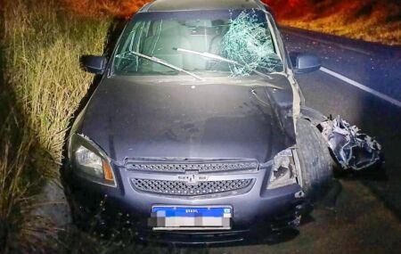 Um jovem de 19 anos morreu ap&oacute;s uma colis&atilde;o frontal entre uma motocicleta e um carro.